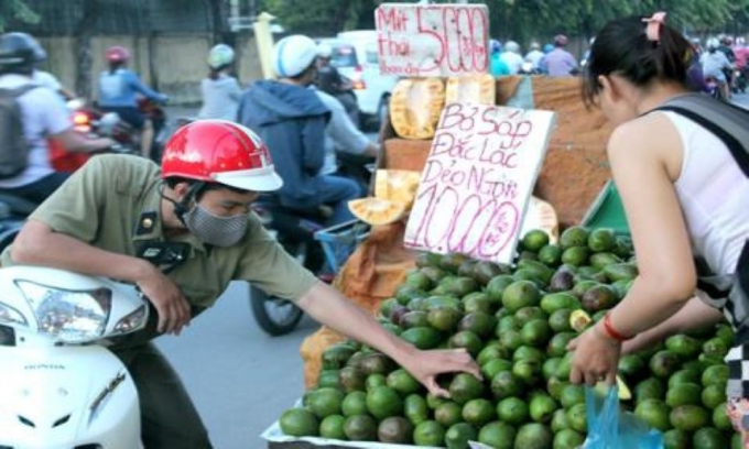 Trái cây giá rẻ đổ đống bán đầy trên các tuyến đường ở TP Hồ Chí Minh